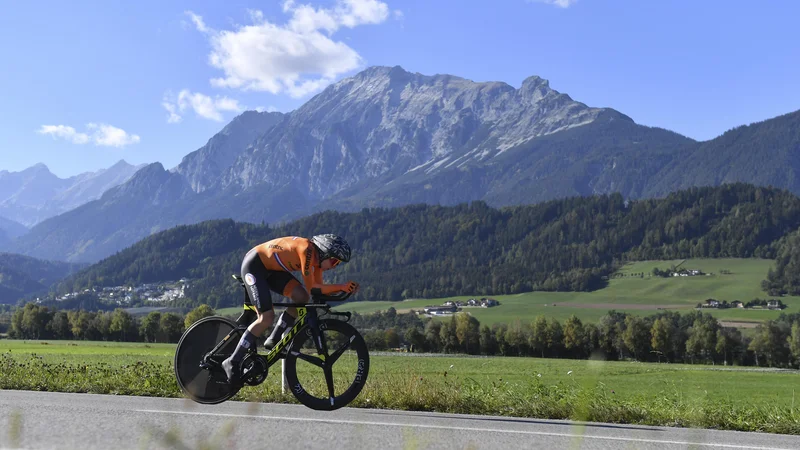 Fotografija: Annemiek van Vleuten bo tudi v naslednji sezoni nosila mavrično majico. FOTO: AP