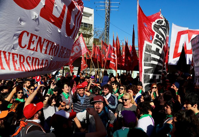 Protest v času splošne stavke v Buenos Airesu FOTO: Marcos Brindicci/Reuters