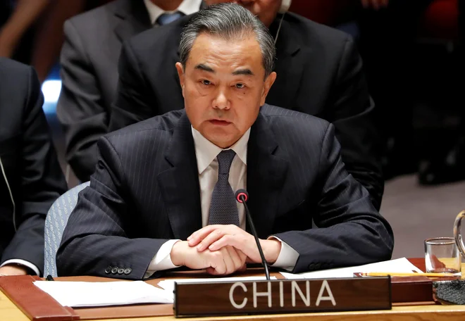Kitajski zunanji minister Wang Yi je osupel zanikal Trumpove obtožbe o kitajskem vmešavanju v ameriške kongresne volitve. FOTO: Reuters