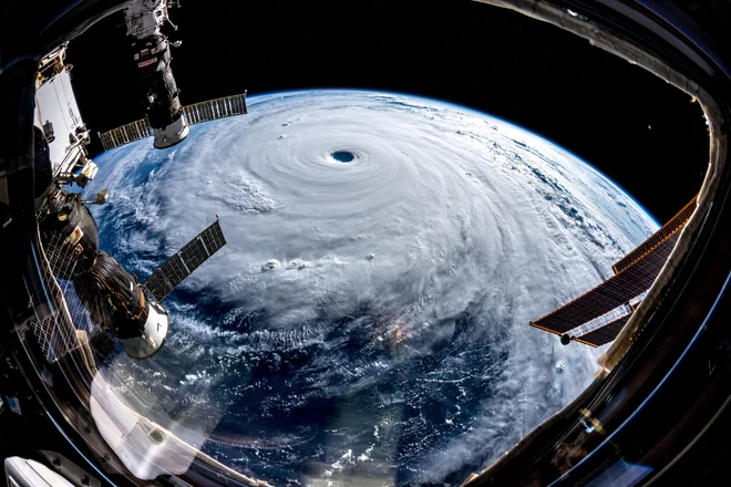 Tajfun Trami sledi smrtonosnemu tajfunu Mangkhut. FOTO: ESA/Nasa-A.Gerst/Reuters