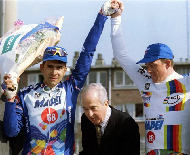 Franco Ballerini in Johan Museeuw, ki je nosil majico vodilnega v svetovnem pokalu, ki je bila v karavani zelo spoštovana. Foto Reuters