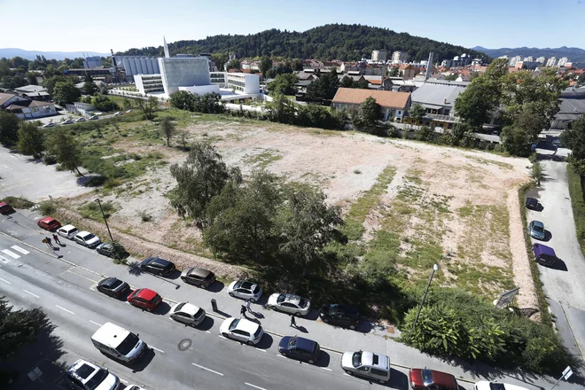 Na zemljišču ob Parmovi, velikem več kot pet hektarjev, bo na voljo skupaj 575 stanovanj. FOTO: Leon Vidic