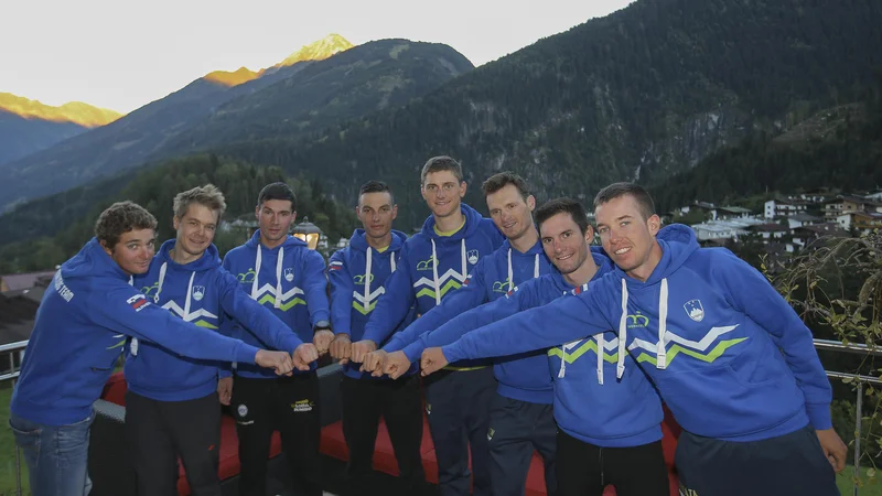 Fotografija: Slovenska osmerica (z leve) Luka Pibernik, Jan Tratnik, Primož Roglič, Simon Špilak, Matej Mohorič, Grega Bole, Jan Polanc in Domen Novak se bo enotna podala na štart cestne dirke. FOTO Jože Suhadolnik/Delo