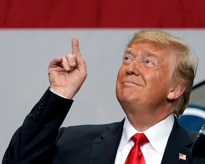Donald Trump je obtožil Kitajsko, da poskuša škoditi republikanskim kandidatom za kongres in senat. FOTO: Joshua Roberts/Reuters