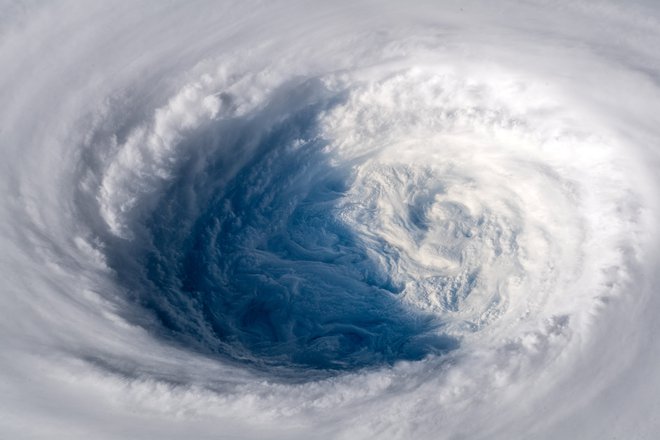 Oko tajfuna Trami, ki bo ta konec tedna uradil Japonsko. FOTO: ESA/NASA-A.Gerst/Reuters