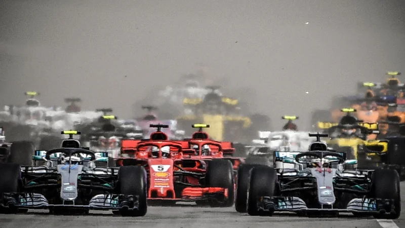 Fotografija: Valtteri Bottas (levo) je moral predse spustiti Lewisa Hamiltona, ki je bil pod pritiskom Sebastiana Vettla. FOTO: AFP