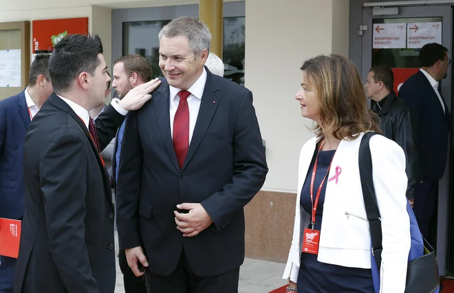 »Smo stranka, ki nikoli ne bo pomenovana po eni osebi, saj za to ni potrebe, ker našo stranko sestavlja misel, ki je starejša od 100 let,« je dejal Židan. FOTO: Blaž Samec