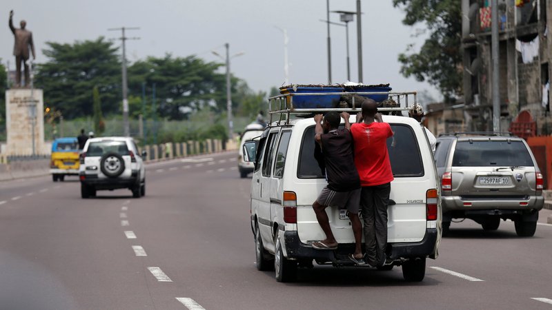Fotografija: Javni prevoz na avtocestnem odseku, ki vodi v prestolnico DR Kongo. FOTO: Thomas Mukoya/Reuters