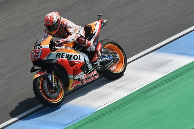 Marc Marquez je bil v zaključnih medrih najbolj drzen. FOTO: Lillian Suwanrumpha/AFP