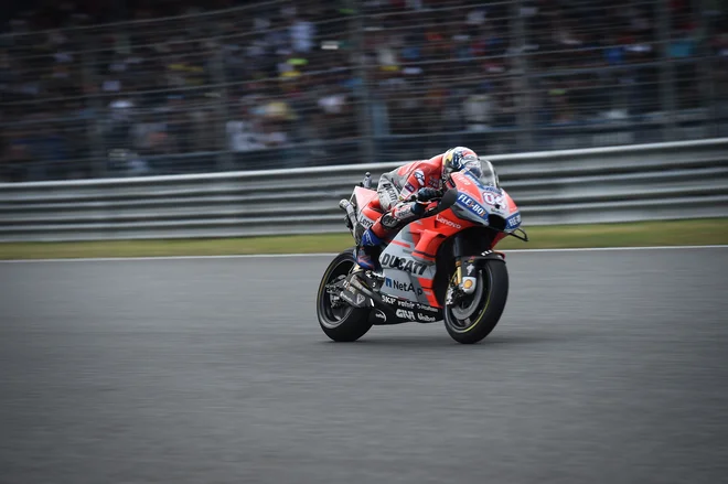 Andrea Dovizioso zdaj v skupni razvrstitvi zaostaja že 77 točk. FOTO: Lillian Suwanrumpha/AFP