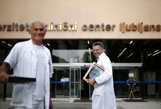 Kirurga Uroš Ahčan (v ozadju) in Vojko Didanovič sta predstavila nov dosežek v estetski kirurgiji, popolno rekonstrukcijo nosu v dveh fazah. FOTO: Matej Družnik