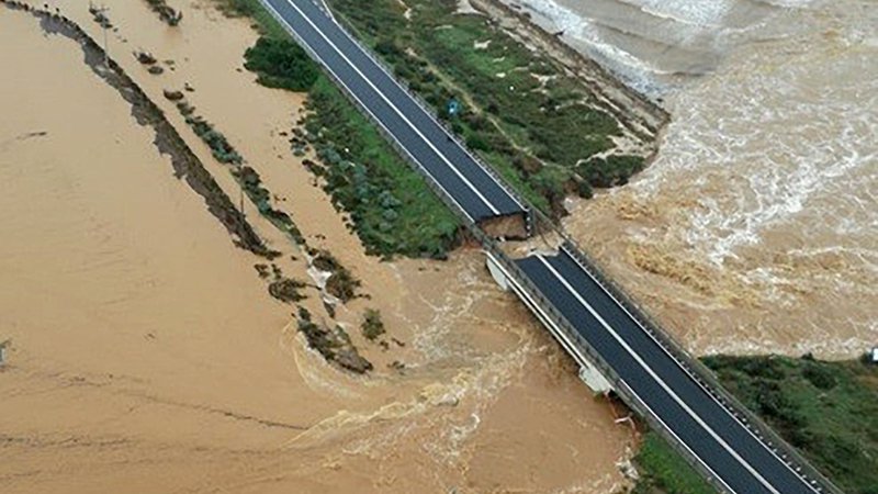 Fotografija: Deževje je poškodovalo most v bližini glavnega mesta Sardinije Cagliari. FOTO: AFP