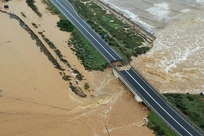 Deževje je poškodovalo most v bližini glavnega mesta Sardinije Cagliari. FOTO: AFP