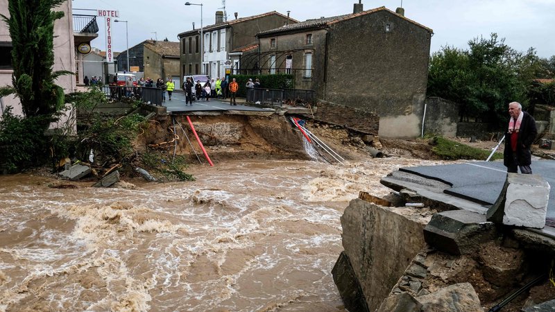 Fotografija: Kraj Villegailhenc je bil še posebej prizadet v poplavah. Gladina reke Trapel ni bila tako visoka že najmanj 100 let. Odneslo je tudi most. FOTO: Eric Cabanis/AFP