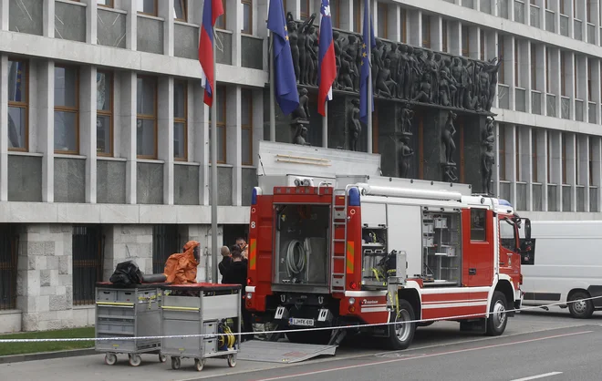 Dogajanje pred parlamentom. FOTO: Blaž Samec