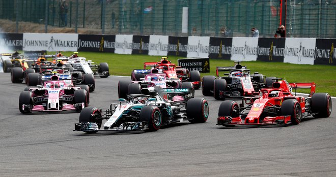Lewis Hamilton (levo) želi dirko končati prej Sebastianom Vettlom. FOTO: Reuters
