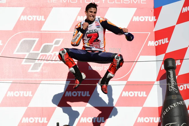 Marc Marquez si je po osvojitvi naslova prešerno dal duška v Motegiju. FOTO: AFP