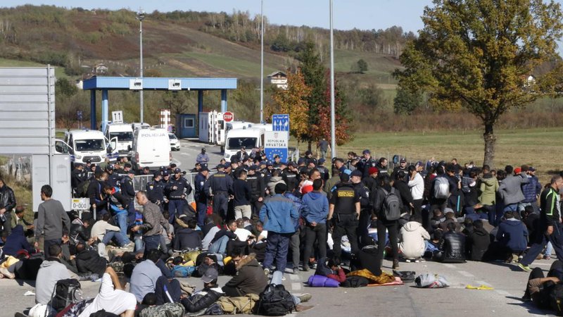Fotografija: Migranti vztrajajo pred mejnim prehodom Maljevac na meji med BiH in Hrvaško. FOTO: Delo
