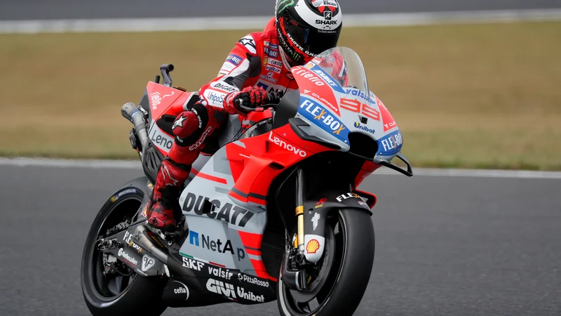 Fotografija: Jorge Lorenzo v Motegiju ni dolgo zdržal na motociklu. FOTO: Toru Hanai/Reuters