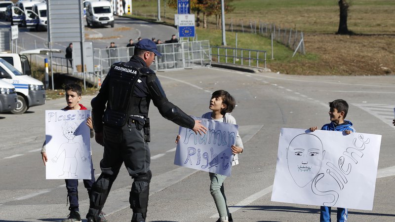 Fotografija: Med več kot sto migranti je še vedno veliko žensk in otrok. FOTO: AP Photo/Amel Emric
