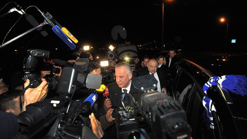 Fotografija: Proti nekdanjemu hrvaškemu premieru in predsedniku HDZ vzporedno poteka več sodnih postopkov, a Sanader se odhodu v zapor za zdaj izmika. FOTO: Damir Krajac / CROPIX