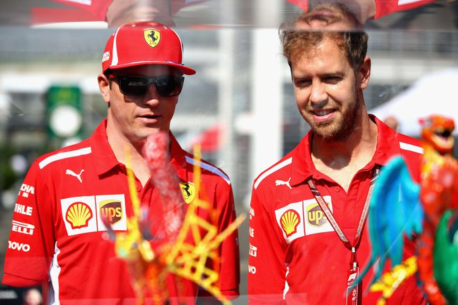 Ferrarijev dvojec Kimi Räikkönen - Sebastian Vettel se še bori za konstruktorski naslov. FOTO: AFP