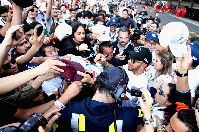Lewis Hamilton je rad dajal avtograme navdušenim navijačem. FOTO: AFP