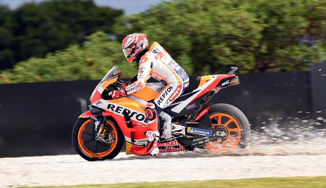 Marc Marquez je na prvem treningu zdrsnil in padel. FOTO: William West/AFP