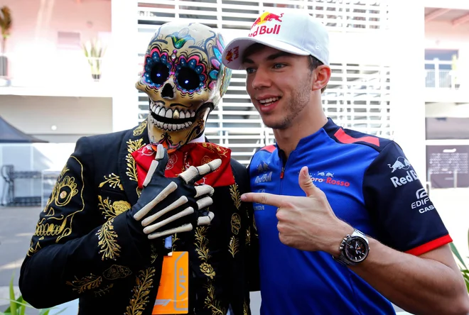 Pierre Gasly iz Tora Rossa se je fotografiral s tradicionalno masko za mehiški dan mrtvih. FOTO: AFP