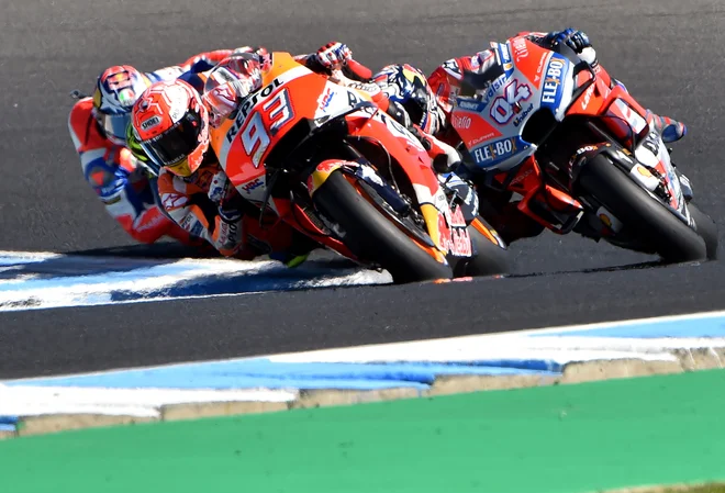 Marc Marquez, na fotografiji v ospredju, je bil žrtev preambicioznega Francoza Johanna Zarcoja, ta je zbil svetovnega prvaka. FOTO: AFP