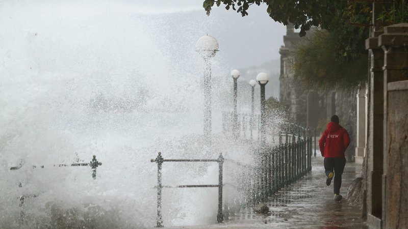 Fotografija: Valovi udarjajo v obalo v Voloskem. FOTO: Antonio Bronić/Reuters