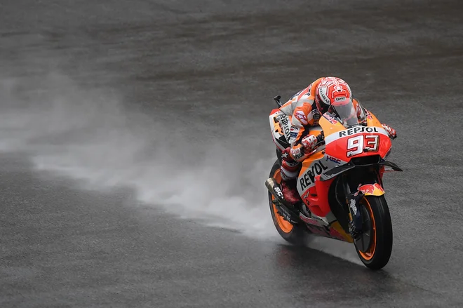 Marc Marquez je, kljub kvalifikacijskemu padcu, kljuboval spolzki stezi. FOTO: Mohd Rasfan/AFP