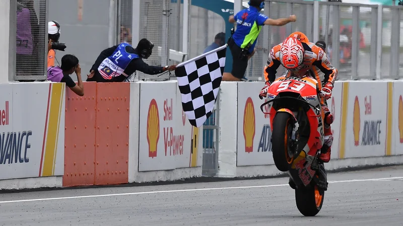 Fotografija: Španec Marc Marquez je ciljno črto prvi prečkal tudi v Sepangu. FOTO: AFP