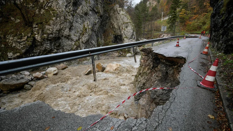 Fotografija: Za zaposlene in šolarje bodo postavili brv. FOTO: Jure Makovec/AFP