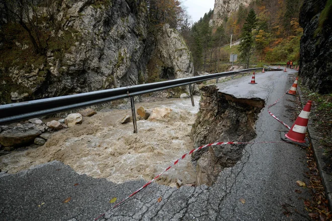 Za zaposlene in šolarje bodo postavili brv. FOTO: Jure Makovec/AFP