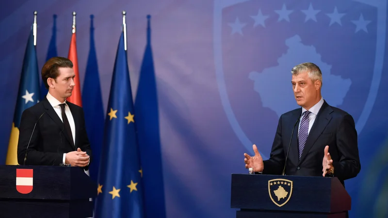 Fotografija: Kosovski predsednik Hashim Thaçi med novinarsko konferenco z avstrijskim kanclerjem Sebastianom Kurzem. Avstrija, tako kot druge evropske države, nasprotuje vsakršnim potezam Prištine ali Beograda, ki bi v regijo vnesle nemir. FOTO: Armend Nimani/AFP