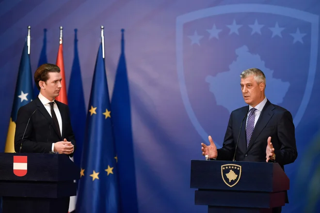 Kosovski predsednik Hashim Thaçi med novinarsko konferenco z avstrijskim kanclerjem Sebastianom Kurzem. Avstrija, tako kot druge evropske države, nasprotuje vsakršnim potezam Prištine ali Beograda, ki bi v regijo vnesle nemir. FOTO: Armend Nimani/AFP