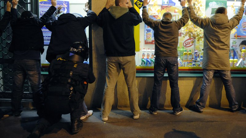 Fotografija: V Pragi se število prijavljenih kaznivih dejanj v zadnjih letih manjša, lani pa se jih je bilo kar 40 odstotkov manj kot pred dvema desetletjema. Foto: Petr Josek/Reuters