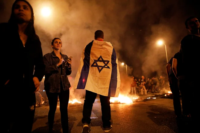 Izraelski varnostni kabinet je bil zelo blizu tega, da nad Gazo pošlje letala in pehoto, a se je predsednik vlade v dogovoru s svojimi najtesnejšimi zavezniki v zadnjem trenutku premislil. FOTO: Amir Cohen/Reuters