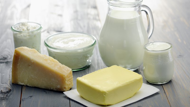 Fotografija: V Sloveniji na splošno sicer še vedno velja priporočilo, naj potrošniki izbirajo manj mastne mlečne izdelke. FOTO Shutterstock