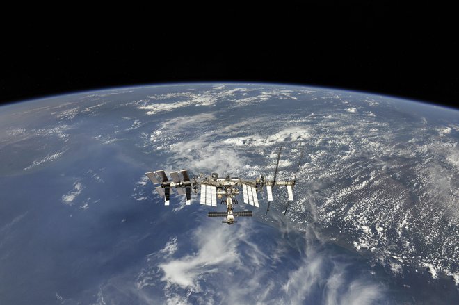 Prvi del postaje je v orbito pripotoval pred 20 leti. FOTO: Roscosmos/ Nasa