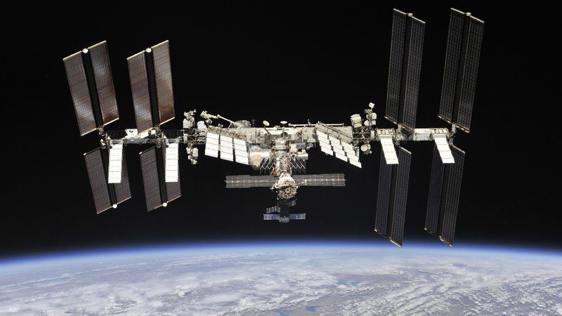 Fotografija: Ruska vesoljska agencija Roscosmos je objavila nove fotografije ISS. Posnela jih je ekipa sojuza: Rus Oleg Artemjev in Nasina astronavta Andrew Feustel in Richard Arnolg. FOTO: Roscosmos/ Nasa