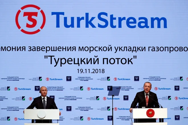 Predsednika Recep Tayyip Erdoğan in Vladimir Putin sta po turški sestrelitvi ruskega bombnika nad sirskim ozemljem pred skoraj tremi leti obnovila prijateljske odnose med državama. Foto Reuters
