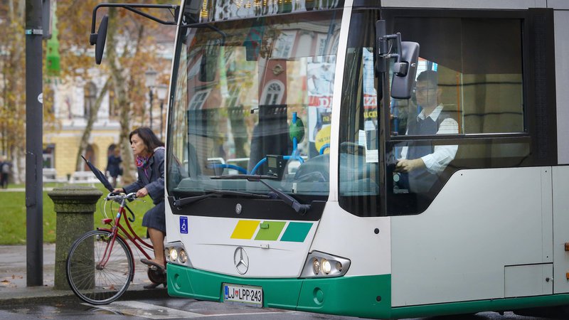 Fotografija: Mestni avtobusi delijo razmere z vsem drugim prometom in so včasih grožnja kolesarjem. FOTO: Jože Suhadolnik/Delo