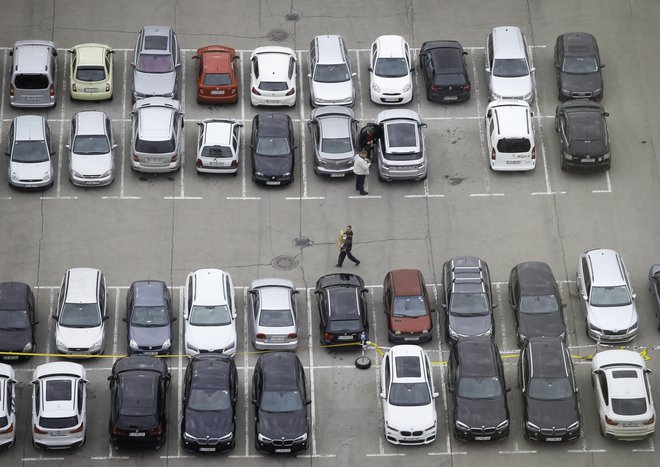 V največje nakupovalno središče še vedno pride največ ljudi z avtom. FOTO: Jože Suhadolnik/Delo