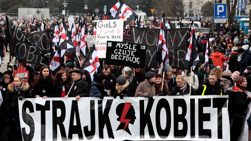 Fotografija: Protest koalicije za pravice žensk proti nameram poljskih oblasti in katoliške cerkve, da prepove splav. FOTO: Reuters