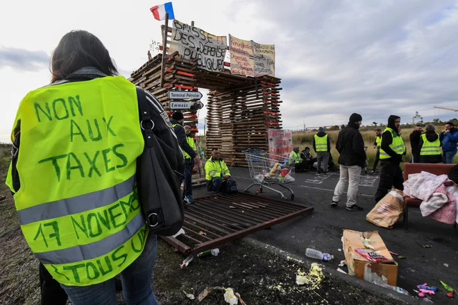 Predsednika Emmanuela Macrona protestniki obtožujejo, da je pozabil na »male ljudi«. FOTO: Pascal Guyot/Afp