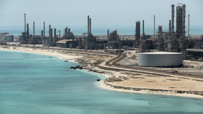 Fotografija: 30 odstotkov nižja je danes cena nafte kot pred tremi meseci. Foto: Ahmed Jadallah/Reuters