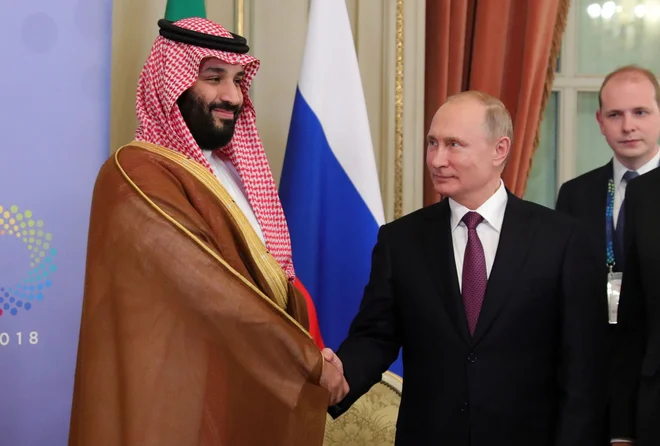 Savdski prestolonaslednik Mohamed bin Salman in ruski predsednik Vladimir Putin med nedavnim vrhom voditeljev skupine držav G20 v Buenos Airesu. FOTO: Mikhail KLIMENTYEV / AFP