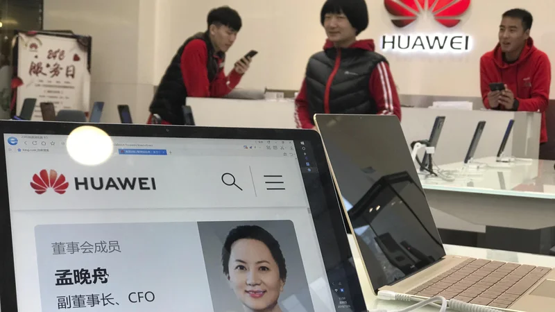 Fotografija: Finančno dirketorico družbe Huawei Sabrino Meng so prijeli na dan, ko sta kitajski in ameriški predsednik razglasila 90-dnevno premirje v carinski vojni. FOTO: Ng Han Guan/AP